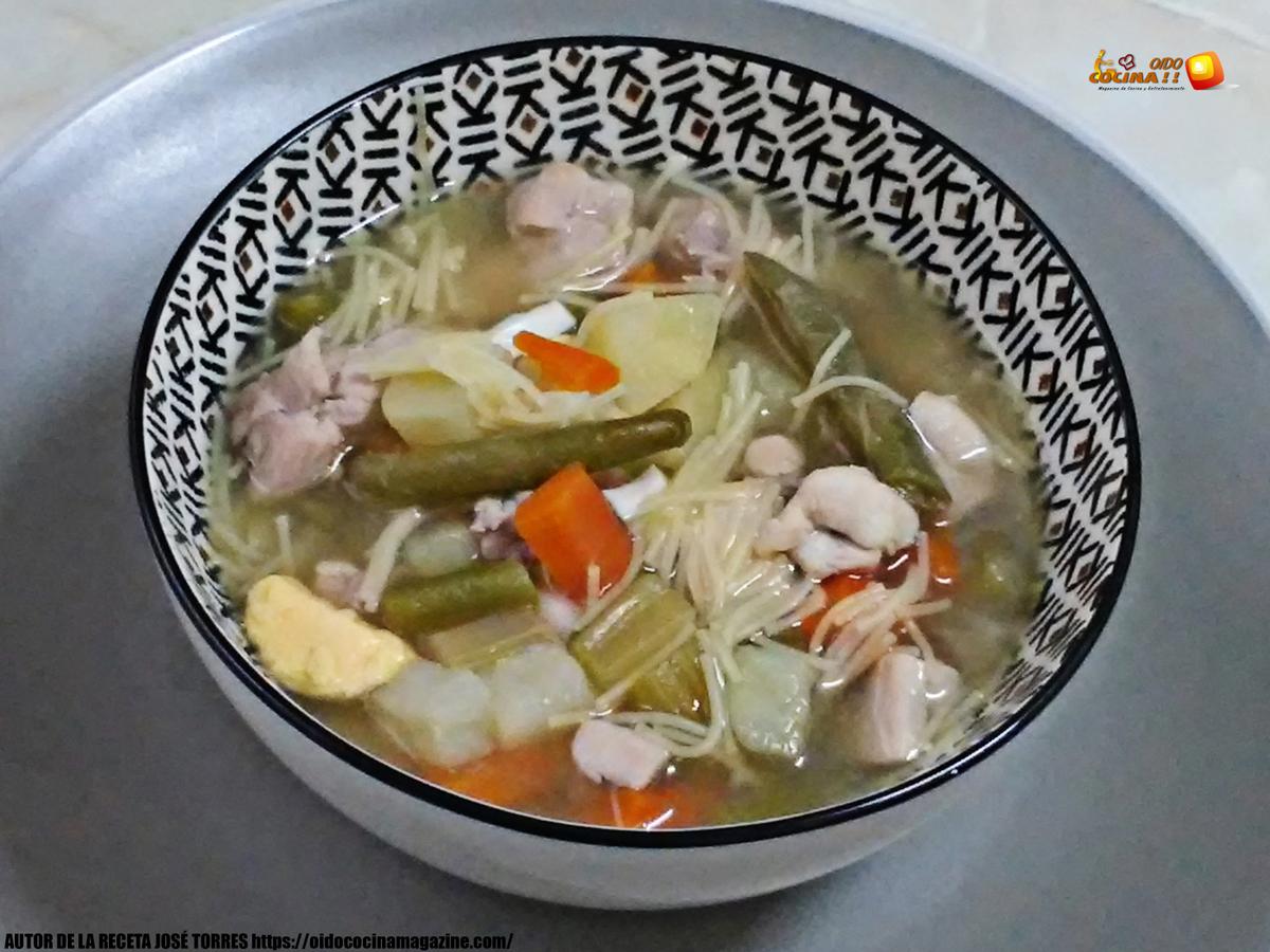 Sopa de pollo con verduras