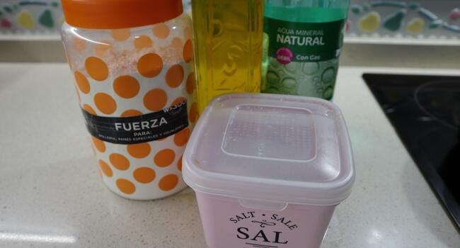 Los ingredientes necesarios para hacer masa de pizza sencilla con Mambo