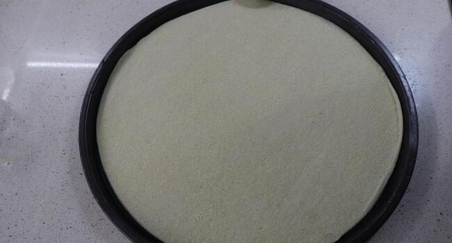 Hacemos la forma deseada a la pizza para hornear