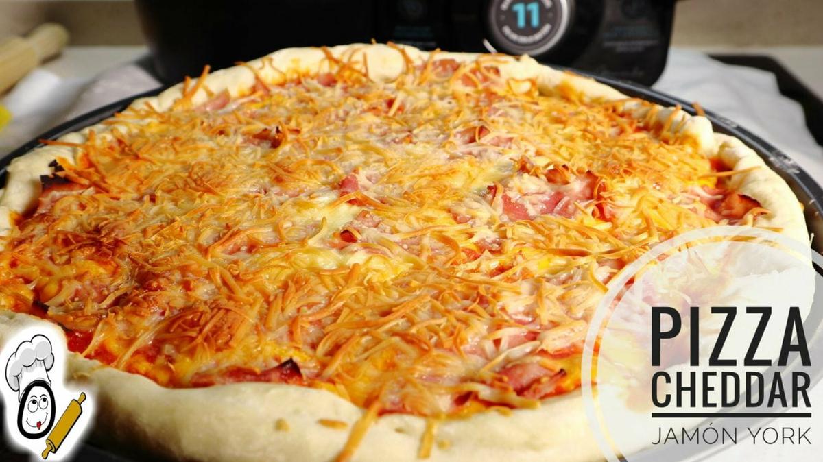 Pizza de cheddar y jamón york con Mambo de Cecotec