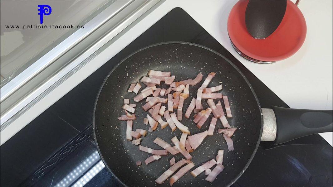 Helado de guisantes con crujiente de bacon