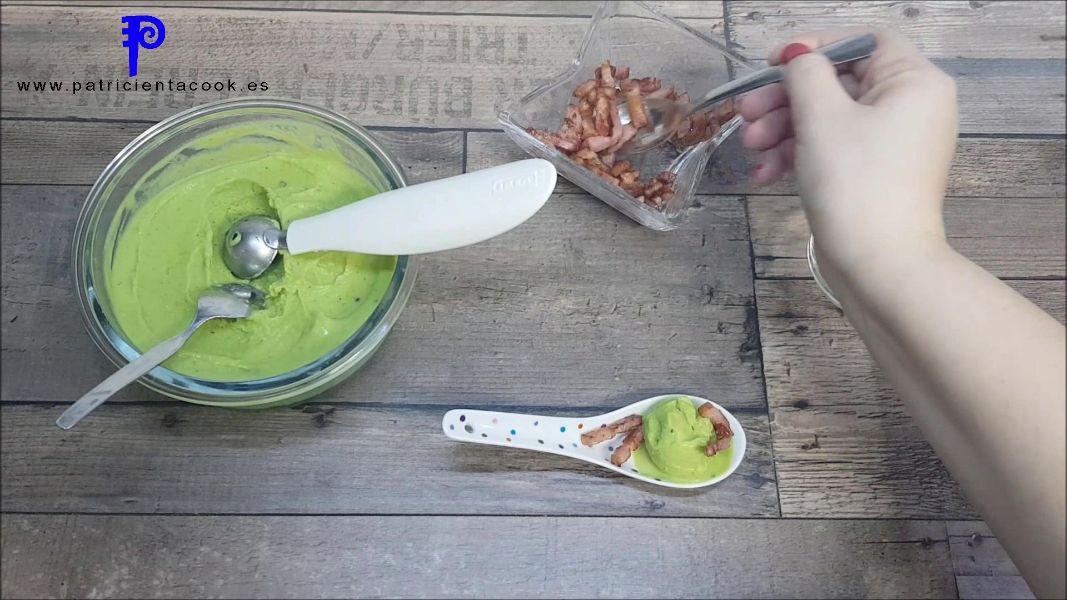 Helado de guisantes con crujiente de bacon