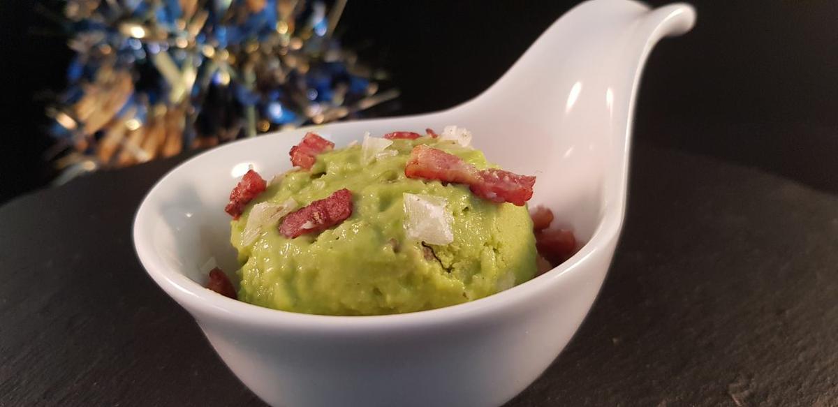 Helado de guisantes con crujiente de bacon