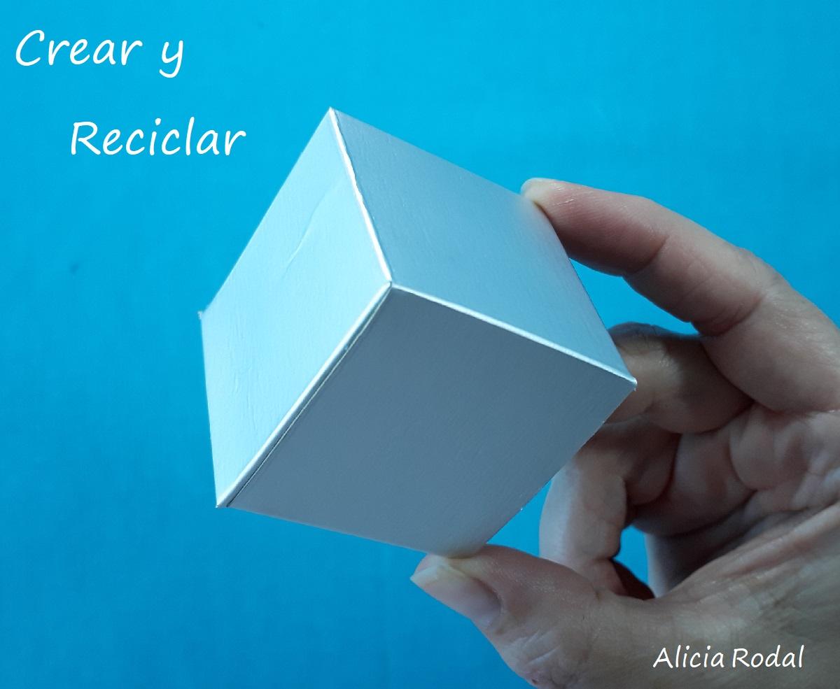 Ideas para reutilizar cajas de leche y hacer adornos o figuras decorativas para el pino navideño o árbol de Navidad