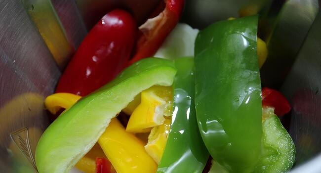 Picamos las verduras en el vaso