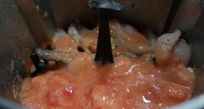 Echamos el pollo junto al sofrito y lo cocinamos 