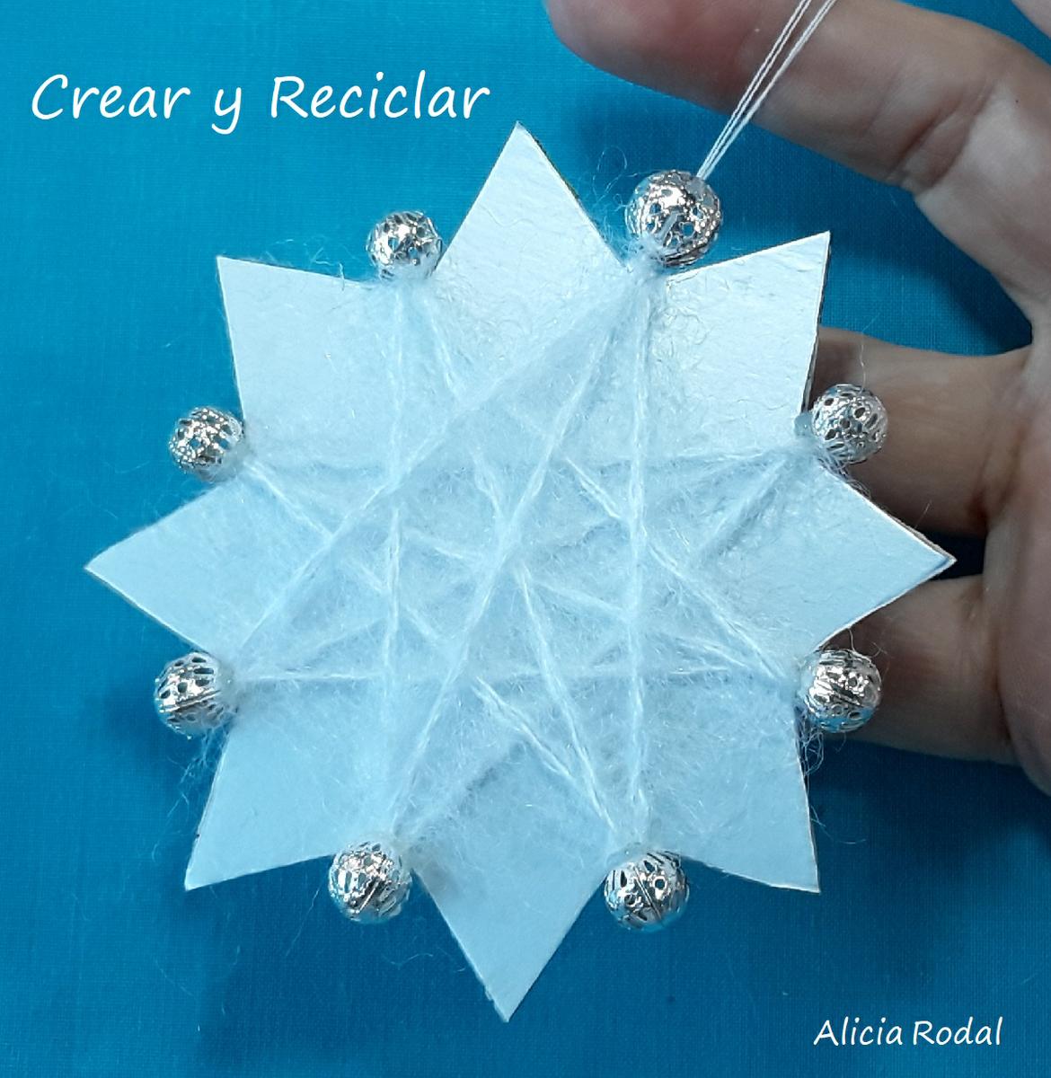 Como hacer Adornos para el árbol de NAVIDAD con CAJAS DE LECHE. En este video tutorial te muestro otras 2 ideas de cómo hacer adornos o figuras decorativas para el pino navideño, en los que voy a reutilizar cajas de leche, zumos, bebidas de soja, etc., los llamados envases de cartón Tetrabrik o Tetrapak.