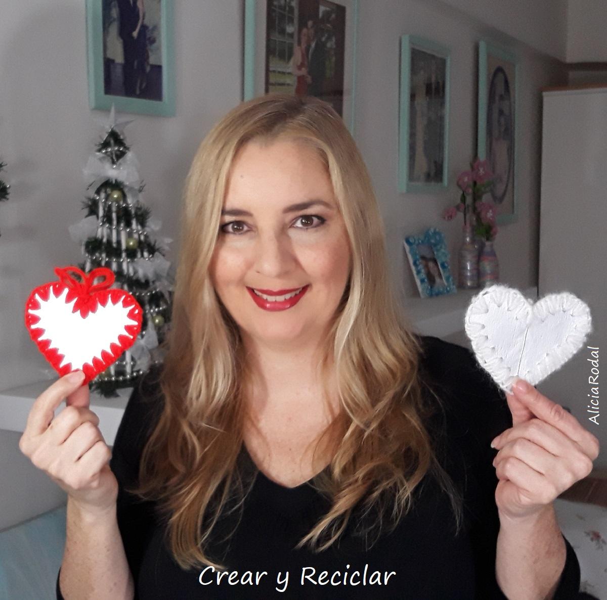 Como hacer Adornos para el árbol de NAVIDAD con CAJAS DE LECHE. En este video tutorial te muestro otras 2 ideas de cómo hacer adornos o figuras decorativas para el pino navideño, en los que voy a reutilizar cajas de leche, zumos, bebidas de soja, etc., los llamados envases de cartón Tetrabrik o Tetrapak.