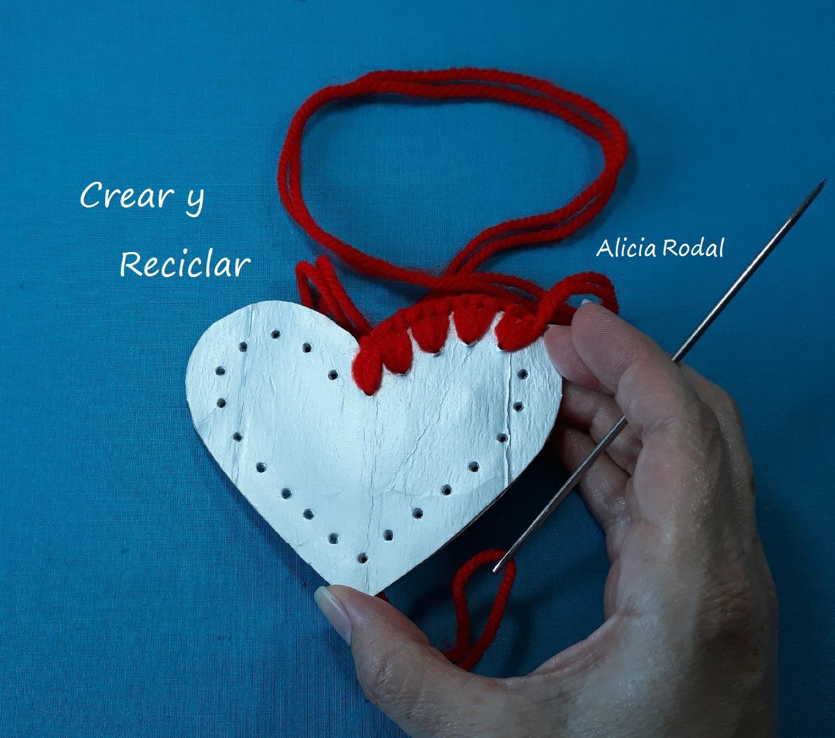 Como hacer Adornos para el árbol de NAVIDAD con CAJAS DE LECHE. En este video tutorial te muestro otras 2 ideas de cómo hacer adornos o figuras decorativas para el pino navideño, en los que voy a reutilizar cajas de leche, zumos, bebidas de soja, etc., los llamados envases de cartón Tetrabrik o Tetrapak.