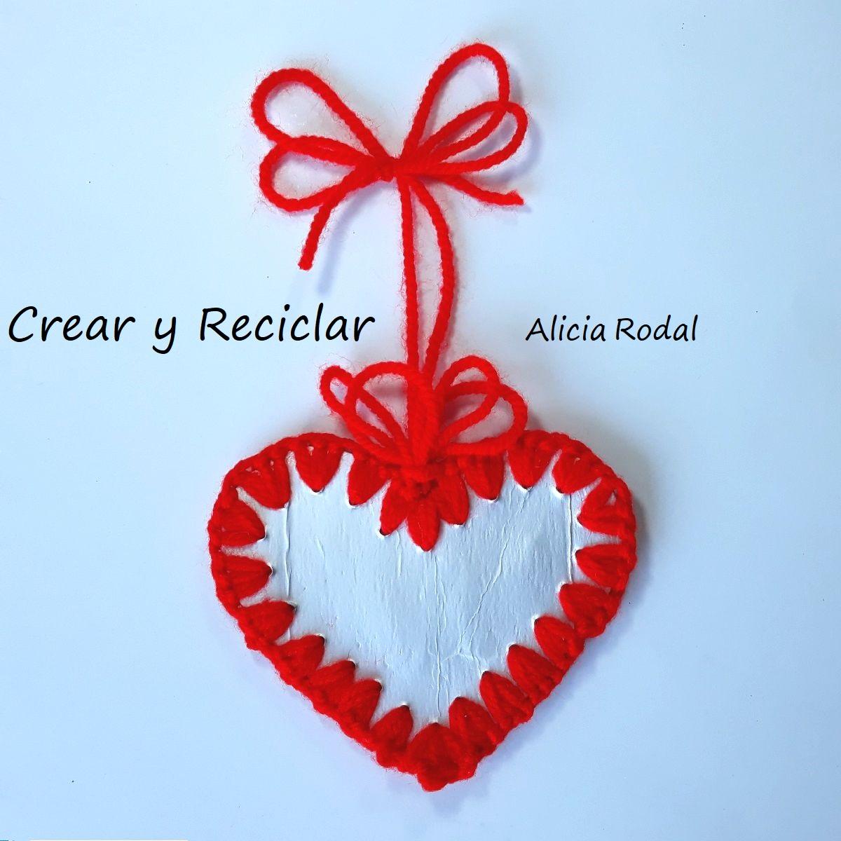 Como hacer Adornos para el árbol de NAVIDAD con CAJAS DE LECHE. En este video tutorial te muestro otras 2 ideas de cómo hacer adornos o figuras decorativas para el pino navideño, en los que voy a reutilizar cajas de leche, zumos, bebidas de soja, etc., los llamados envases de cartón Tetrabrik o Tetrapak.