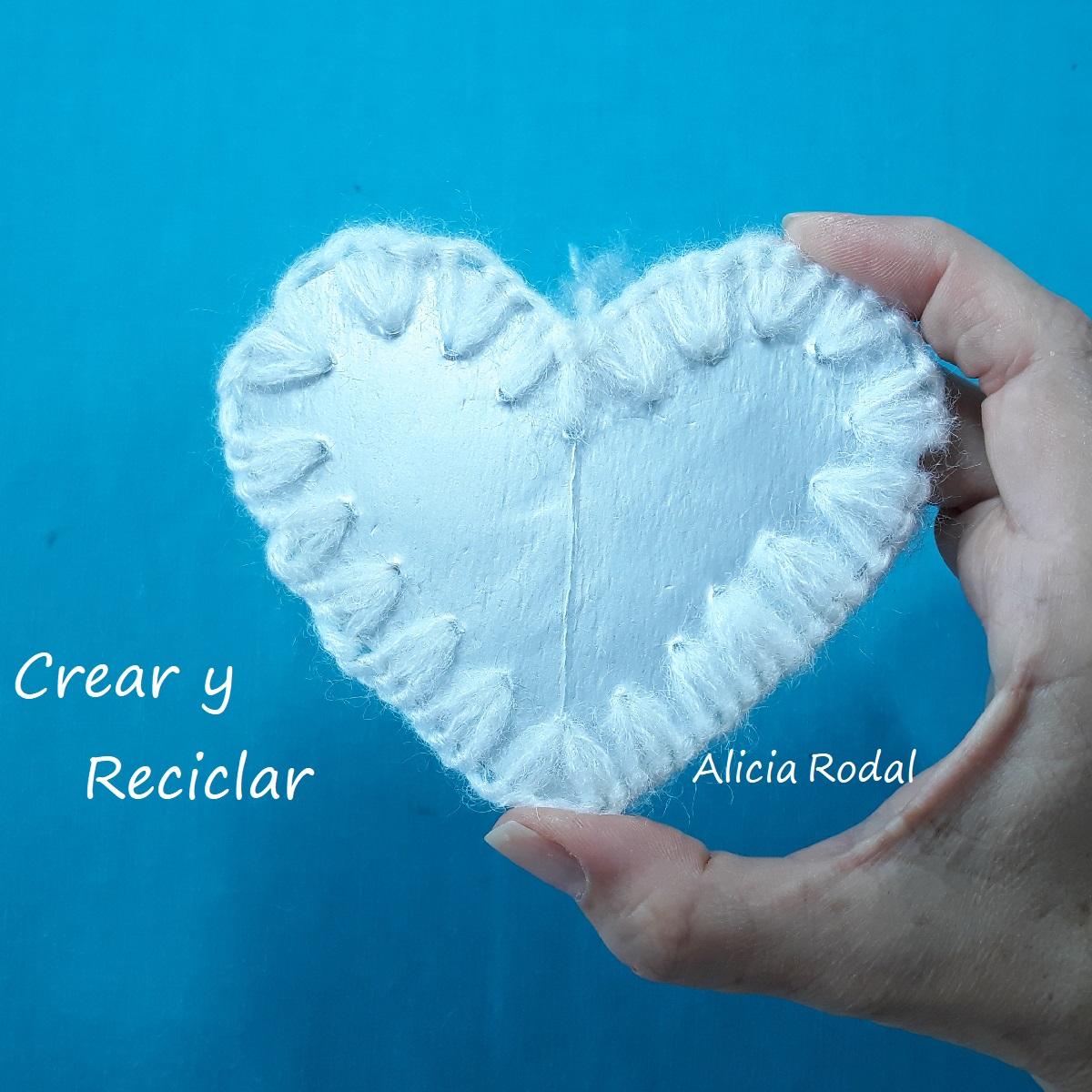 Como hacer Adornos para el árbol de NAVIDAD con CAJAS DE LECHE. En este video tutorial te muestro otras 2 ideas de cómo hacer adornos o figuras decorativas para el pino navideño, en los que voy a reutilizar cajas de leche, zumos, bebidas de soja, etc., los llamados envases de cartón Tetrabrik o Tetrapak.