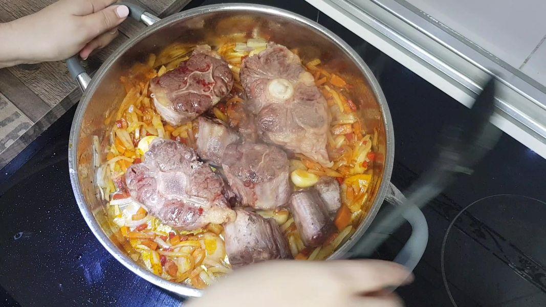 rabo al vino tinto con puré de patatas al curry