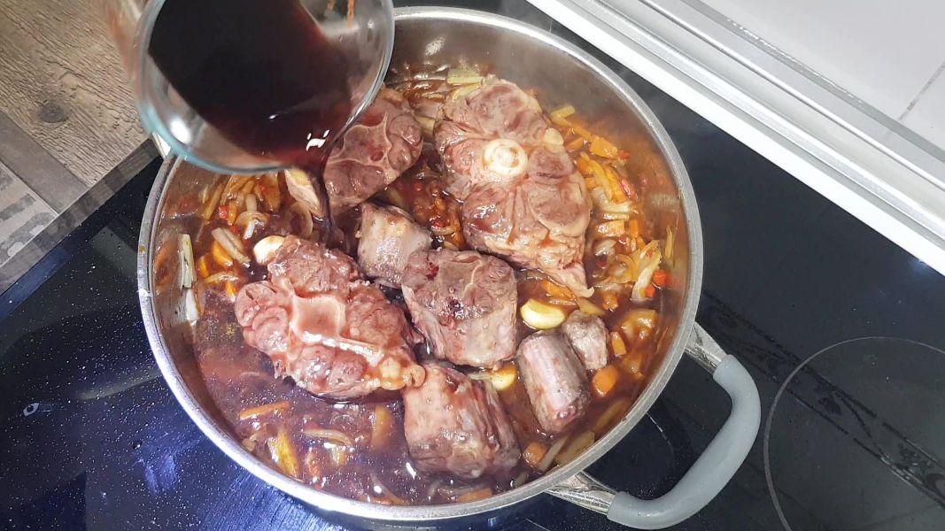 rabo al vino tinto con puré de patatas al curry