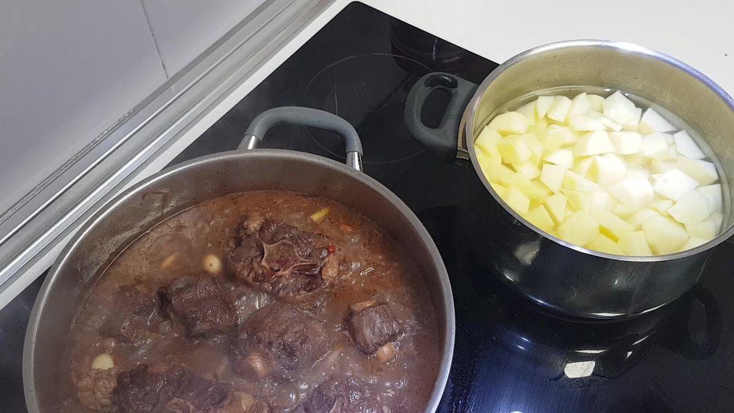 rabo al vino tinto con puré de patatas al curry