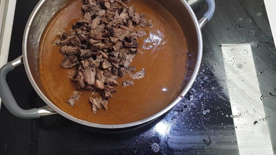 rabo al vino tinto con puré de patatas al curry