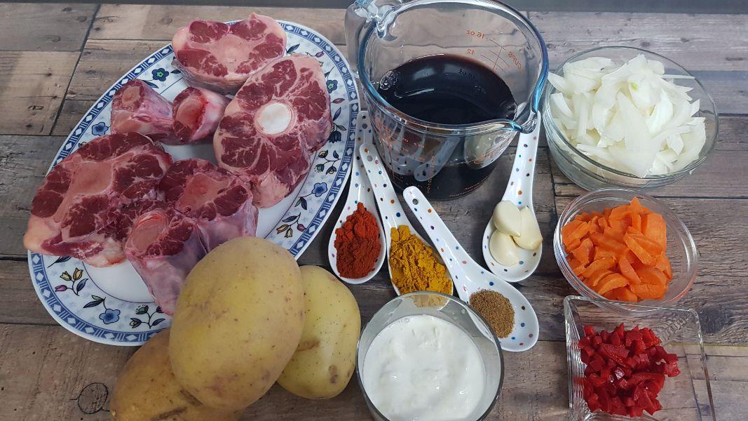 rabo al vino tinto con puré de patata al curry