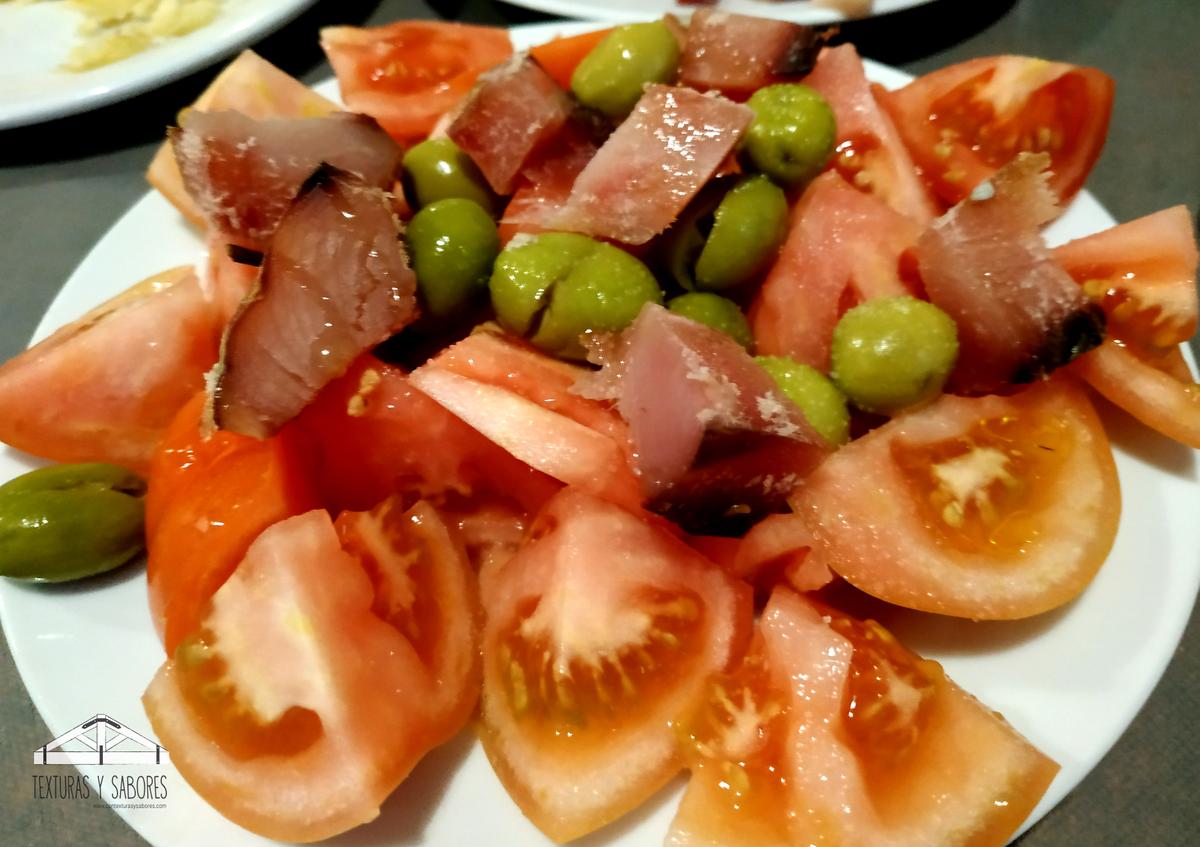 ensalada de bonito con tomate y olivas partidas