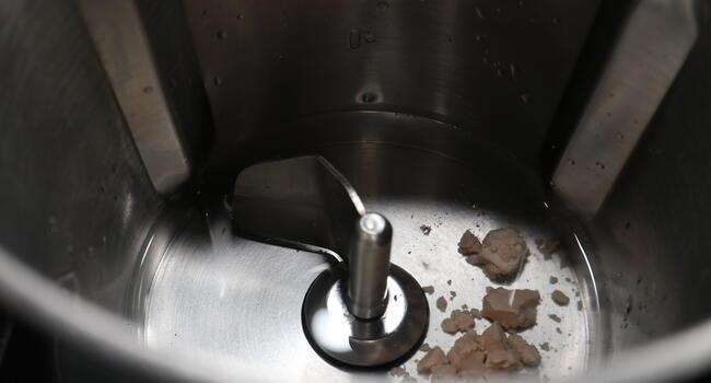 Ponemos en la jarra el agua y la levadura y calentamos