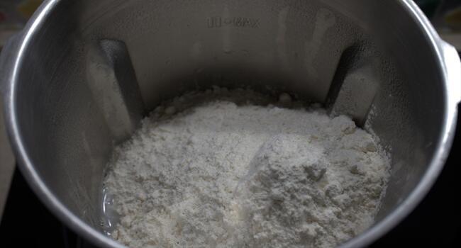 Echamos la sal y la harina y mezclamos todo junto