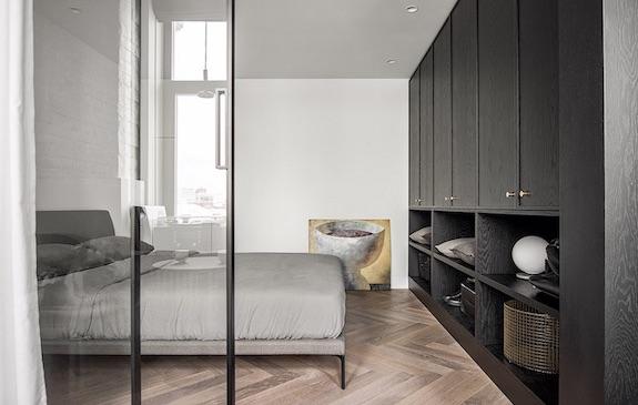 decoralinks | #casa #dormitorio #armario #negro #puertasacristaladas #puertascorrederas 