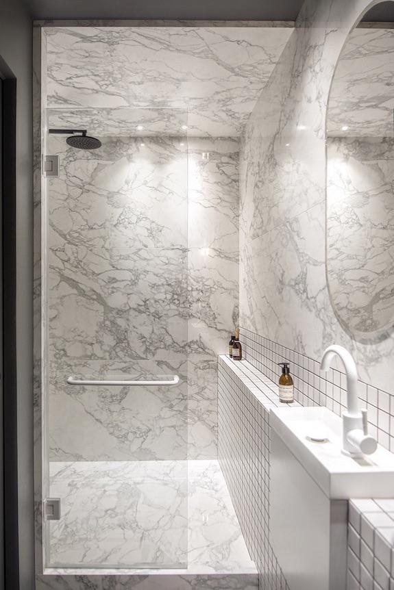 decoralinks | casa una distribucion perfecta #bathroom #ducha #marmol #azulejoblancocuadrado