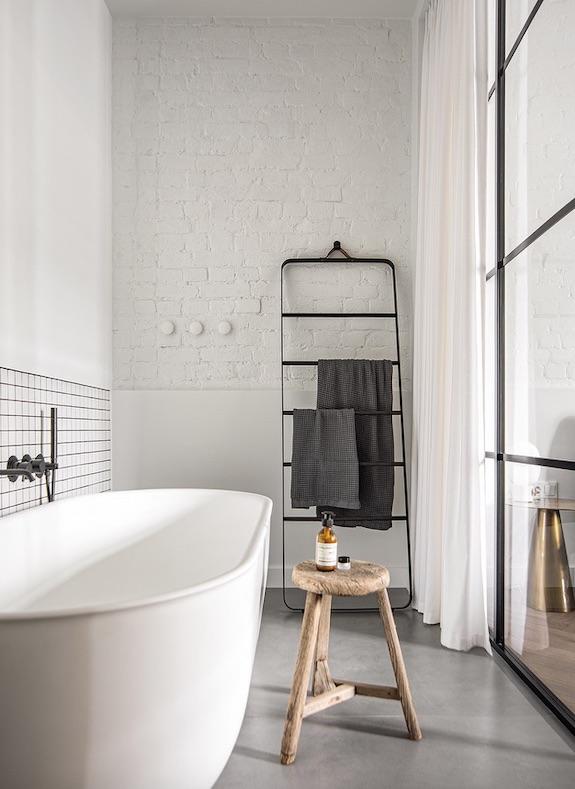 decoralinks | #casa #bathtub #bathroom #openspace #toallero #zocalo
