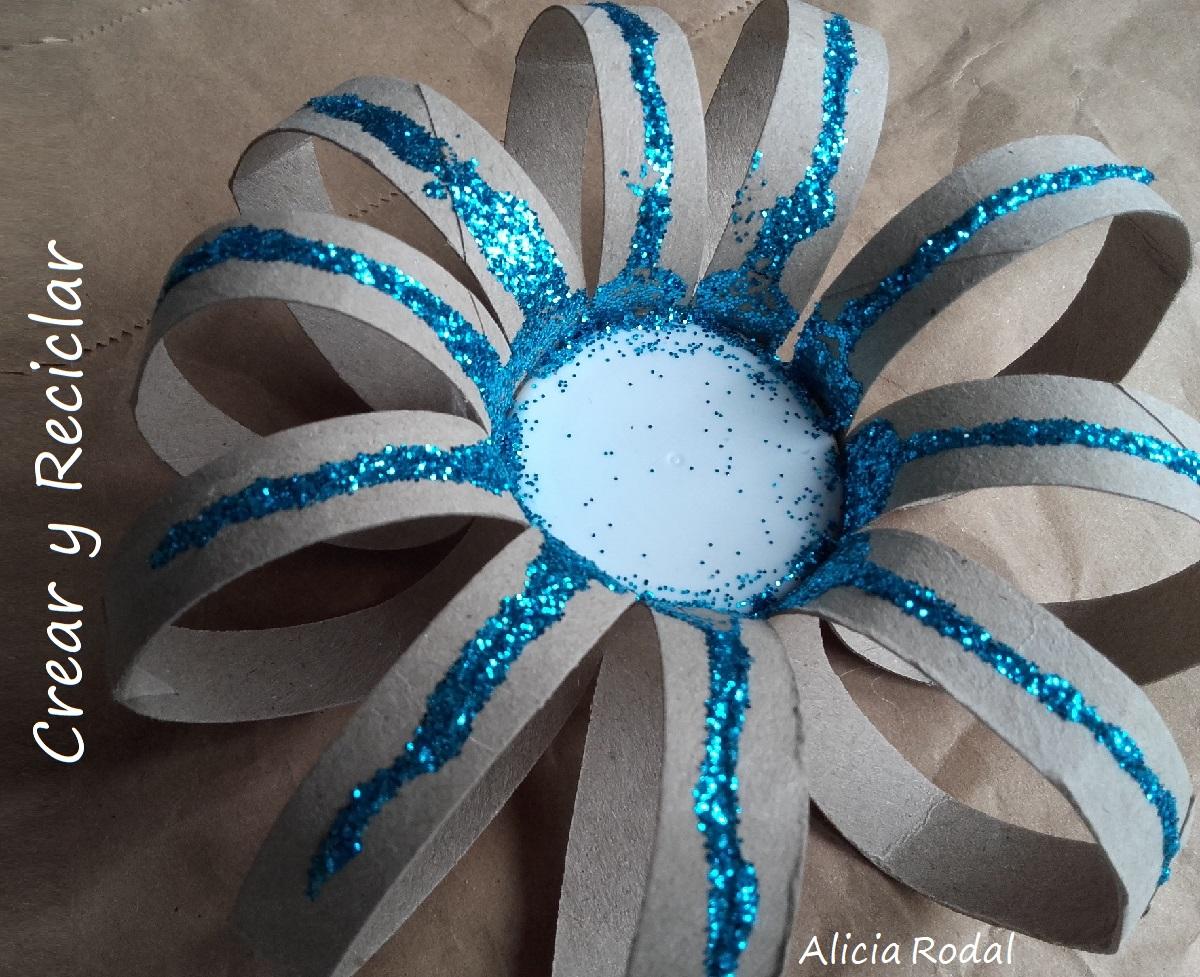 Cómo hacer lazos o moños de regalo con tubos de cartón de papel de baño. Diy Manualidades fáciles para regalar en Navidad o en cualquier época del año. En este tutorial te muestro varias ideas diferentes de reutilizar un simple rollo de cartón y transformarlo en un lindo detalle hecho a mano.