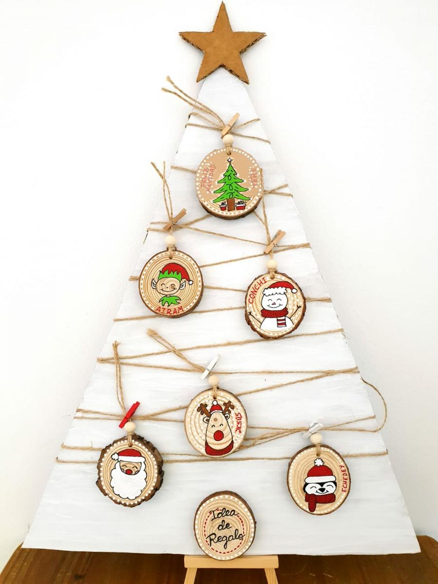 Árbol de Navidad con cartón reciclado y adornos de madera pintados a mano |  Manualidades