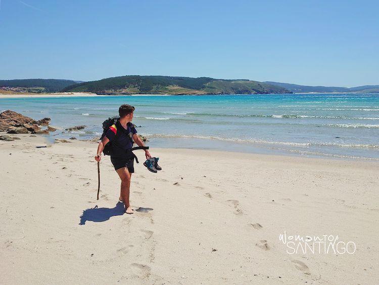 Peregrino en la playa de Nemiña