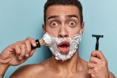 Afeitarse con espuma para evitar el pelo enquistado