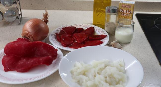 Los ingredientes necesarios para hacer los pimientos del piquillo rellenos con bacalao en Thermomix