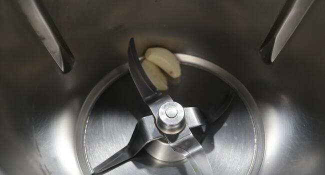 Ponemos en la jarra los ajos y lo picamos