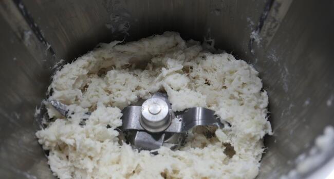 Echamo el bacalao en la jarra cocinamos y trituramos