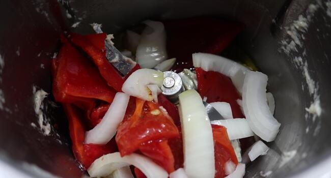 Echamos los pimientos y la cebolla y lo picamos