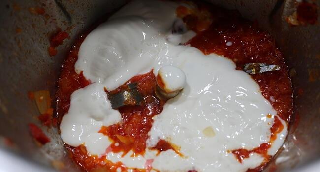 Mezclar y triturar la nata (crema de leche)