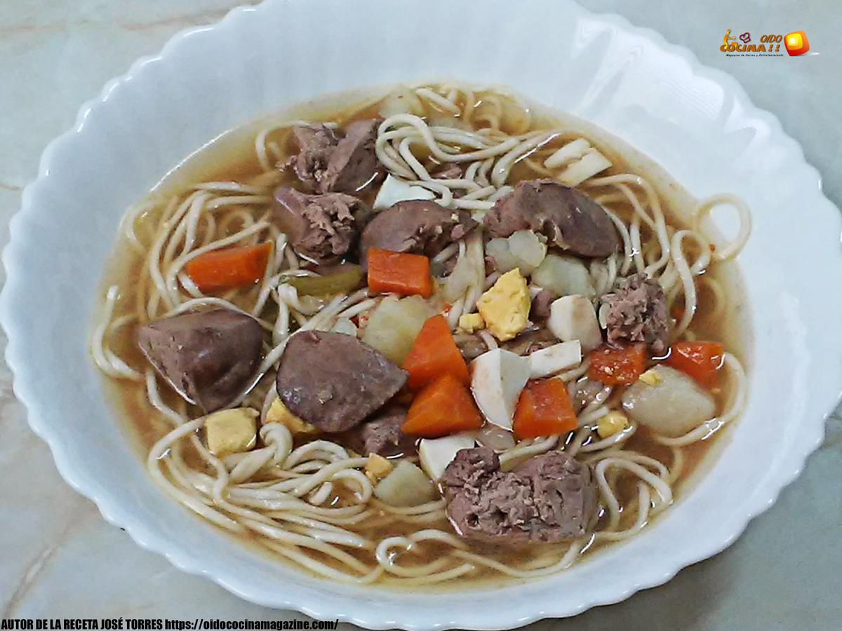 Sopa de higaditos de pollo con fideos frescos