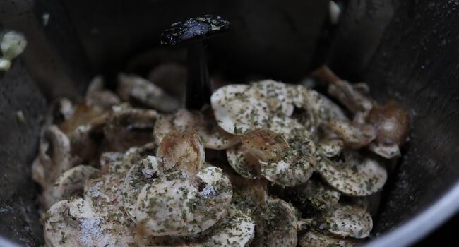 Echamos los champiñones junto los demás ingredientes y cocinamos