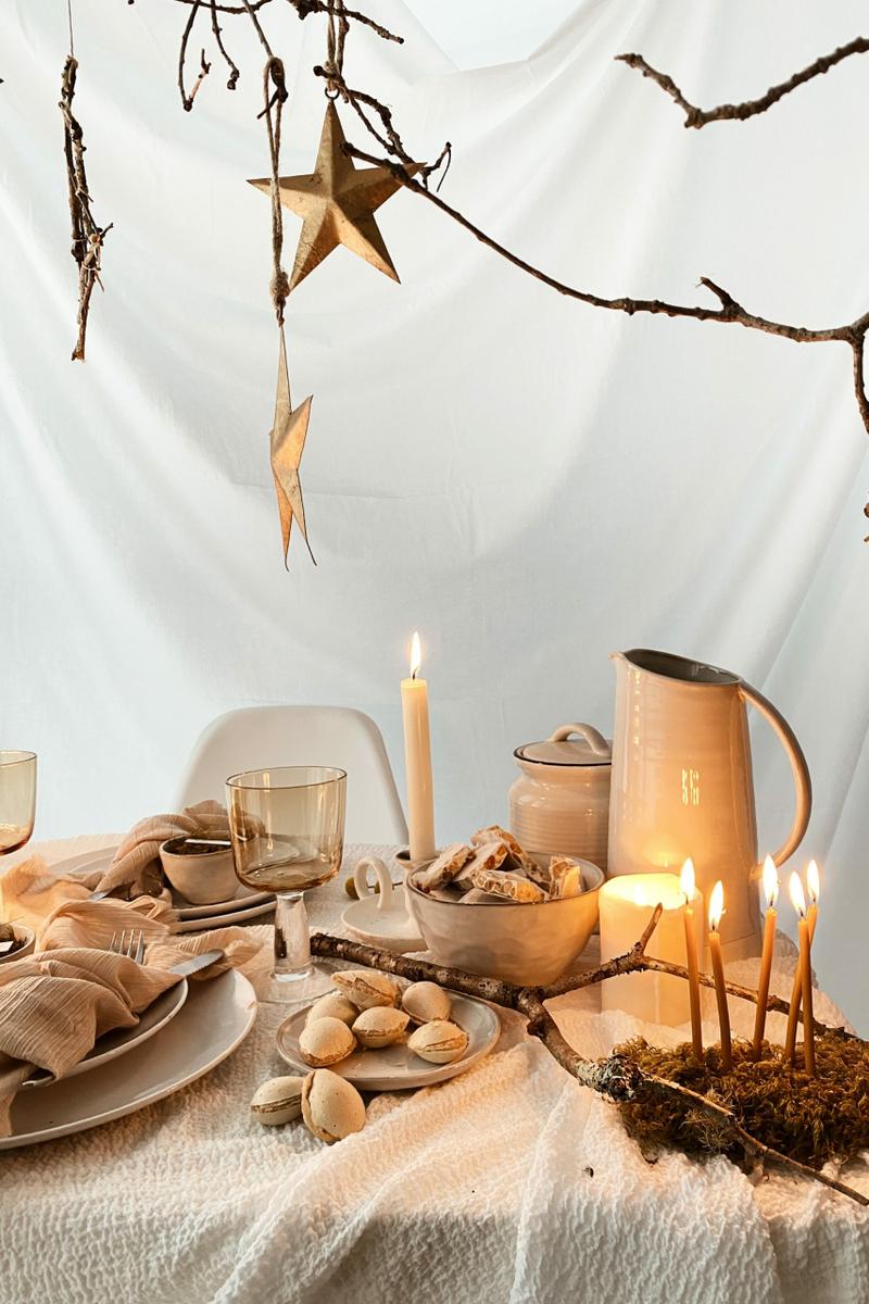 decoración de mesa navideña en blanco y dorado
