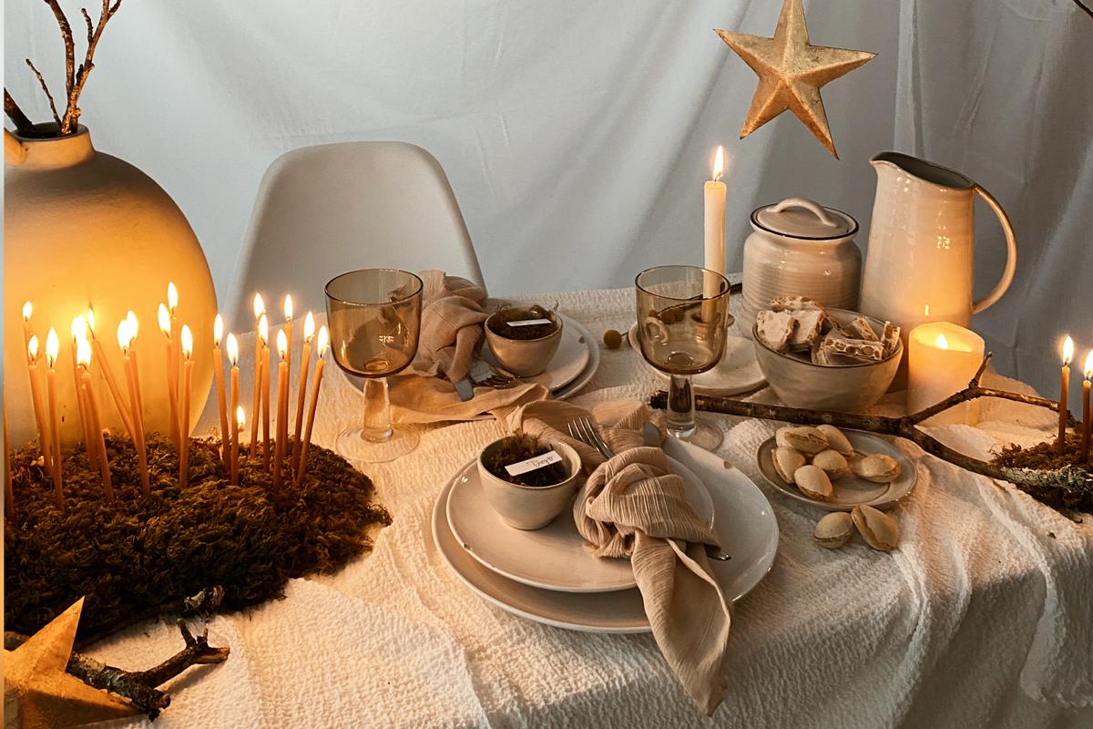 decoración de mesa navideña con velas