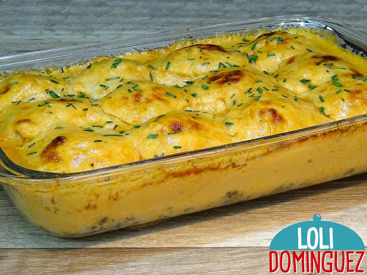 HUEVOS RELLENOS CON GAMBAS (CAMARONES) Y VERDURAS. Y una salsa bechamel con sabor a gambas que esta de auténtico escándalo de rica, se puede tener preparada con horas de antelación y hornear antes de comer por lo que nos da tiempo para hacer otras cosas