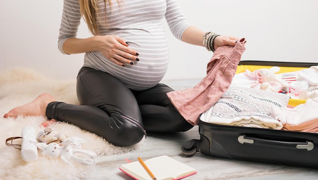 Viajar en el embarazo maleta embarazada avión tren coche moto autobús