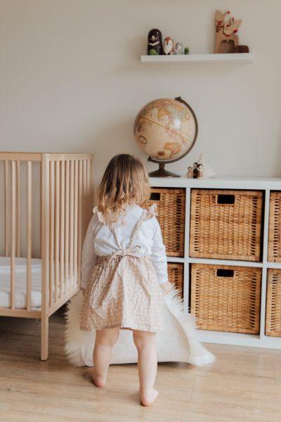 niña en su habitacion con cosas