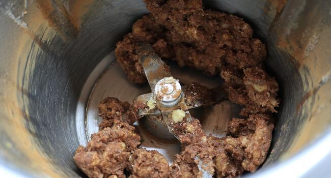 Echamos la nueces en el vaso y las mezclamos