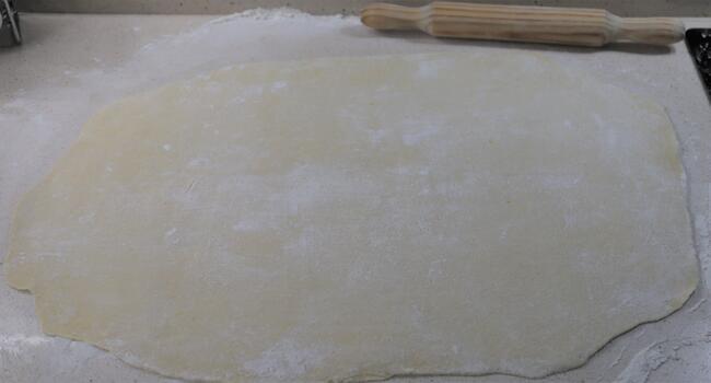 Extendemos la masa en la encimera con un poco de harina