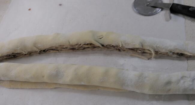 Cortamos la masa por la mitad dejando ambos extremos