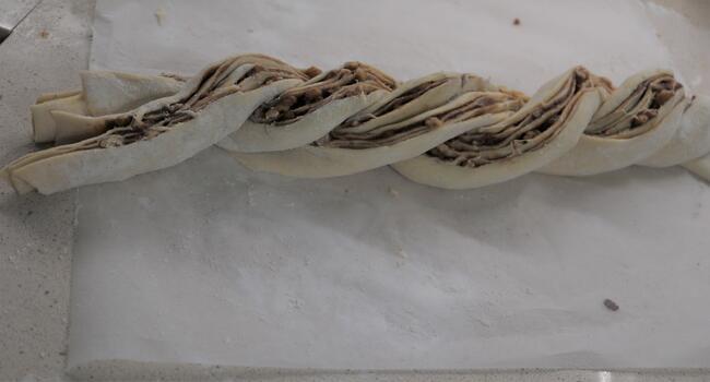 Enrollamos la masa y le hacemos la forma de la rosca