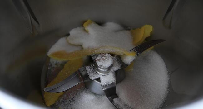 Echamos el azúcar y la piel del limón y pulverizar