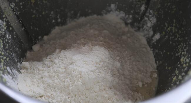 Echamos la harina y amasamos bien