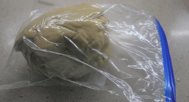 Ponemos la masa en una bolsa y la dejamos fermentar