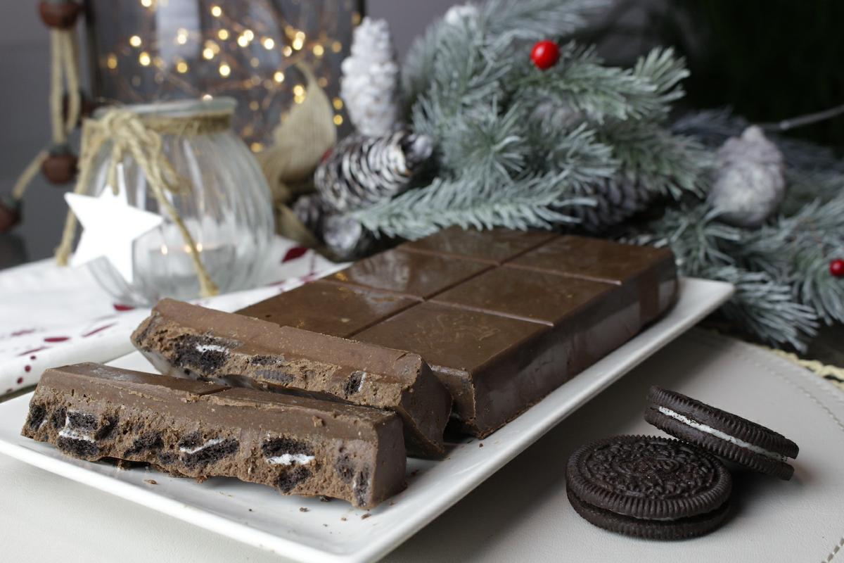 Turrón de chocolate y praliné de avellanas con oreos